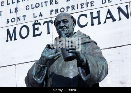 Dom Perignon statua di Moet & Chandon Epernay Francia Foto Stock