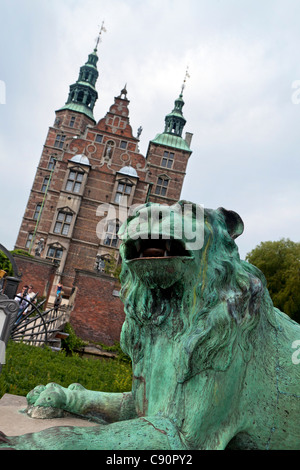 Lion scultura davanti Rosenborg Slot, Kongens Have, Copenhagen, Danimarca Foto Stock