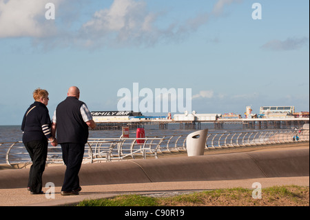 Un giovane passeggiando lungo la Promenade di Blackpool Foto Stock
