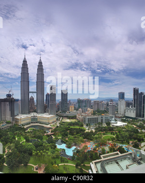 Petronas Towers con City Centre Park, 452 metri di altezza, architetto Cesar Antonio Pelli, Kuala Lumpur, Malesia, Asia Foto Stock