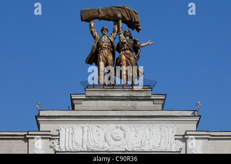 Statua di un lavoratore e Kolkhoz donna sulla parte superiore dell'entrata principale al All-Russian al centro esposizioni di Mosca, Russia Foto Stock