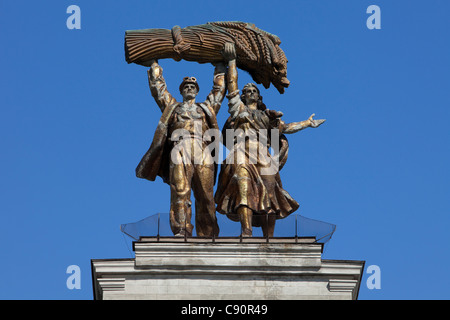 Statua di un lavoratore e Kolkhoz donna sulla parte superiore dell'entrata principale al All-Russian al centro esposizioni di Mosca, Russia Foto Stock