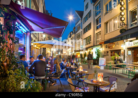 Persone a street cafe di sera, città vecchia, Duesseldorf Duesseldorf, nella Renania settentrionale-Vestfalia, Germania, Europa Foto Stock