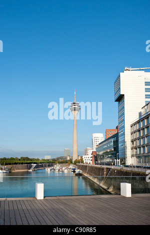 Media Harbour e la torre della televisione nella luce del sole, Duesseldorf Duesseldorf, nella Renania settentrionale-Vestfalia, Germania, Europa Foto Stock