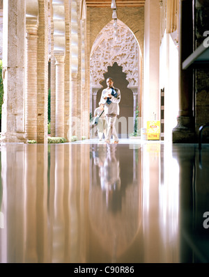 Uomo che cammina attraverso le arcate in Alfjaferia palace, stile mudéjar, patrimonio mondiale dell UNESCO, Saragozza, Aragona, Spagna Foto Stock