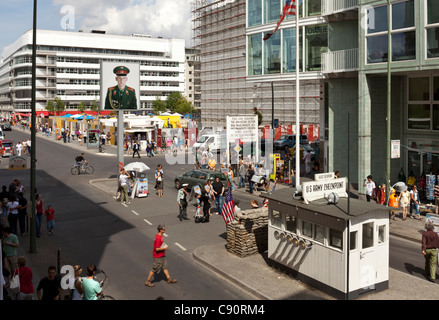Il Checkpoint Charlie più noto del muro di Berlino in punto di incrocio tra Berlino Est e Ovest Berlin Friedrichstrasse Mitte Berlino Germa Foto Stock