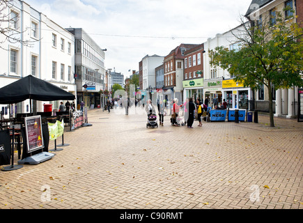 Gli amanti dello shopping a Chelmsford High Street Foto Stock