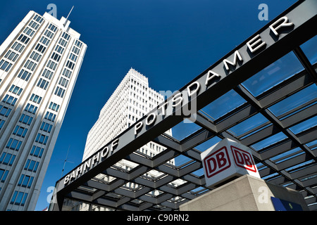 S-Bahn stazione su Potsdamer Platz di Berlino, Germania Foto Stock