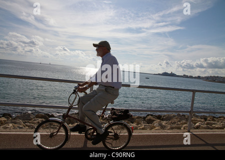 Anziani ciclista sulla bicicletta pedalando in Palma de Maiorca Spagna Foto Stock