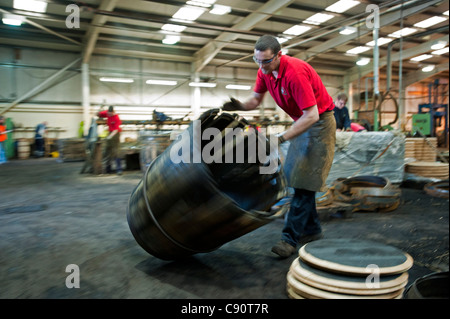 Canna maker a Speyside Cooperage, Craigellachie, Aberdeenshire, Scozia Foto Stock