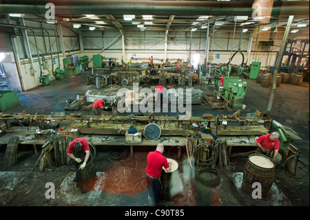 Canna maker a Speyside Cooperage, Craigellachie, Aberdeenshire, Scozia Foto Stock