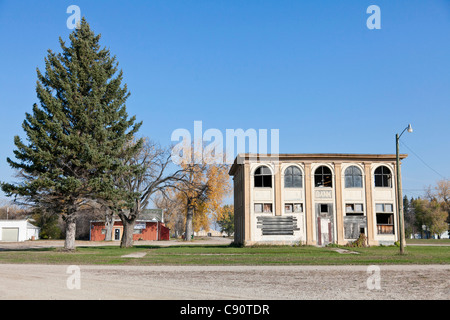 Abbandonato edificio della banca in una piccola città, città di restringimento, Maxbass, Minot, il Dakota del Nord, Stati Uniti d'America, STATI UNITI D'AMERICA Foto Stock