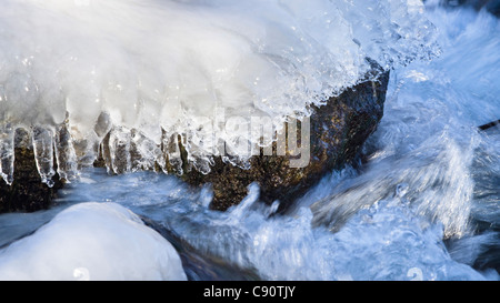 Ghiaccioli nel flusso, Loisach, Alta Baviera, Germania, Europa Foto Stock