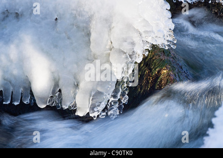 Ghiaccioli nel fiume Loisach, Alta Baviera, Germania, Europa Foto Stock