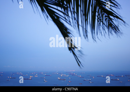 Vista verso il mare da Sands SkyPark, Marina Bay Sands Hotel, Singapore, Asia Foto Stock