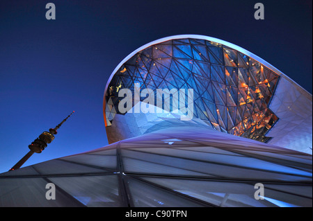 BMW World di notte, Olympiaturm in background, Monaco di Baviera, Germania Foto Stock