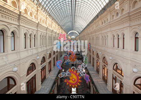 All'interno della gomma Main Department Store (1893) presso la Piazza Rossa di Mosca, Russia Foto Stock