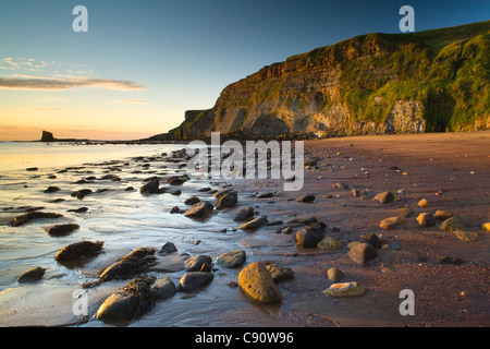 Le scogliere sulla costa di Norfolk vicino a Hunstanton sono un sito di grande interesse geologico con drammatico colore contrastante Foto Stock