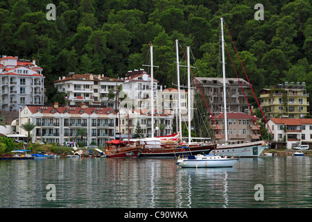 Fethiye, Turchia, dal porto. Tall Ships, gulets, e le piccole barche a vela ormeggiata in porto riparato. Foto Stock