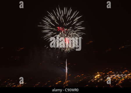 Una celebrazione di fuochi d'artificio il 5 novembre notte falò, con uno spettacolo spettacolare di colori nel cielo notturno. Foto Stock