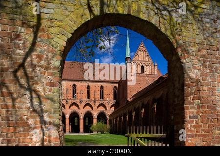 Vista attraverso un cancello a Chorin monastero monastero cistercense, Chorin, Uckermark, Brandeburgo, Germania, Europa Foto Stock