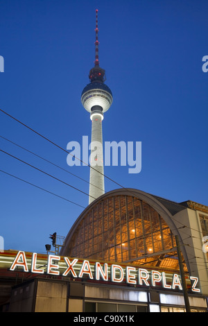 La torre della televisione e segno di Alexanderplatz di Berlino, Germania Foto Stock