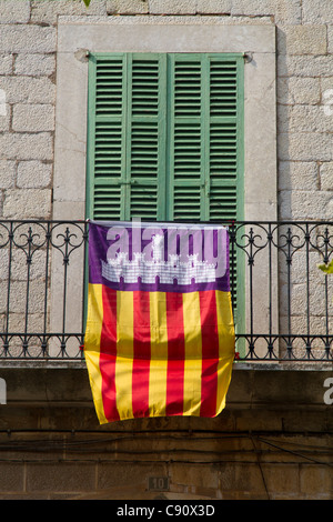Catalonia bandiera visualizzata sul balcone Maiorca Baleari Spagna Foto Stock