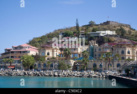 L'isola di St Maarten ha ville e case arroccate sulle colline sopra l'acqua. Si tratta di una delle Antille olandesi Foto Stock