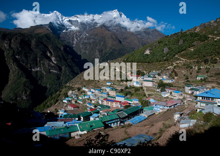Namche Bazar è un villaggio nella regione del Khumbu sulla rotta verso il campo base Everest e approvvigiona per il regolare traffico di Foto Stock
