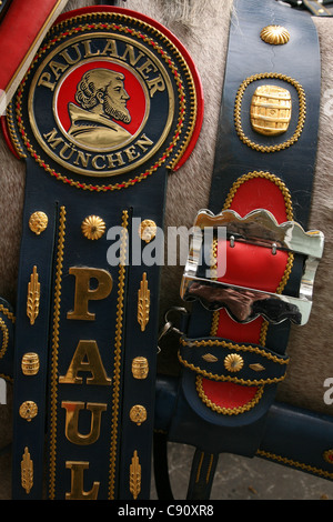 Paulaner cablaggio cavallo visto in occasione della cerimonia di apertura del festival della birra Oktoberfest a Monaco di Baviera, Germania. Foto Stock