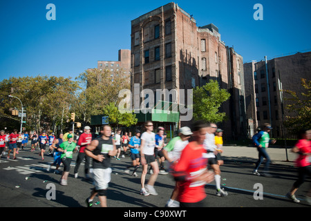 Guide di scorrimento in gara scendono Fifth Avenue attraverso Harlem nel annuale quarantaduesima ING New York City Marathon Foto Stock