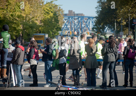 Spettatori allietare le guide sulla Quinta Avenue in Harlem durante la maratona di New York Foto Stock