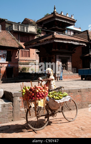 Bhaktapur è una città frenetica su una rotta commerciale attraverso le montagne del Nepal. Ci sono grandi luoghi santi e venditori ambulanti offrono Foto Stock