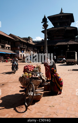 Bhaktapur è una città frenetica su una rotta commerciale attraverso le montagne del Nepal. Ci sono grandi luoghi santi e venditori ambulanti offrono Foto Stock