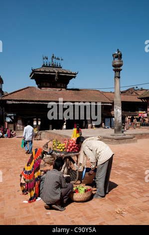 Bhaktapur è una città frenetica su una rotta commerciale attraverso le montagne del Nepal. Ci sono grandi luoghi santi e venditori ambulanti offrono Foto Stock