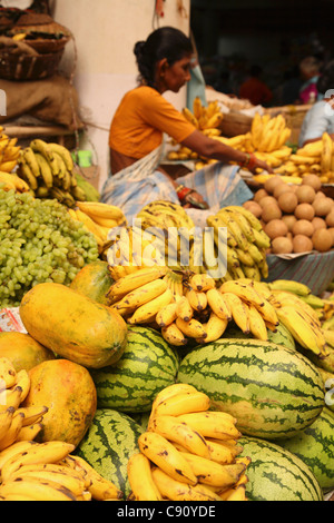 Ci sono vivaci mercati alimentari e laden bancarelle di frutta nel centro di Velha Goa e rurall persone mettono la loro mercanzia inclusi Foto Stock
