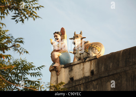 Meenakshi Sundareswarar Tempio o Meenakshi Amman Tempio Tamil è uno storico tempio indù. ci sono le statue del demone Foto Stock