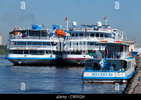 Il riverboats Alexander Suvorov e Mstislav Rostropovich ormeggiato al North Terminal sul fiume di Mosca, Russia Foto Stock