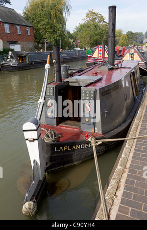 Laplander Iceboat vapore sul Grand Union Canal: barcaiolo posteriore di cabina con camino per stufa & mediana dello stack di fumi alla caldaia Foto Stock