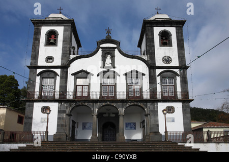 Nossa Senhora do Monte chiesa parrocchiale fu costruita nel corso del XVIII secolo. Si trova su di una collina che si affaccia sulla città di Funchal. Foto Stock