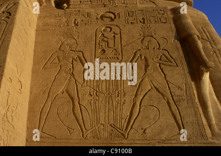 Rilievo raffigurante l'unione tra Alto e Basso Egitto. Grande Tempio di Ramses II. Abu Simbel. L'Egitto. Foto Stock