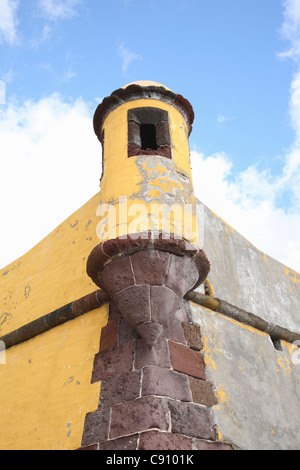 Il Forte de São Tiago è un secolo XVII fort costruito nella forma di un irregolare della stella sulla costa. Ci sono rotonde lookout Foto Stock