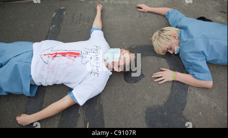 Protesta sul Westminster Bridge, "Blocco ponte', chiamato da UK intonso per protestare contro il NHS tagli di bilancio da parte del governo Foto Stock