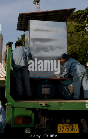 La toilette galleggiante per le vittime delle inondazioni è caricata sul camion di soccorso. National Stadium, Bangkok, Thailandia lunedì 7 novembre 2011. La Thailandia sta vivendo le sue peggiori inondazioni in più di 50 anni. © Kraig Lieb Foto Stock