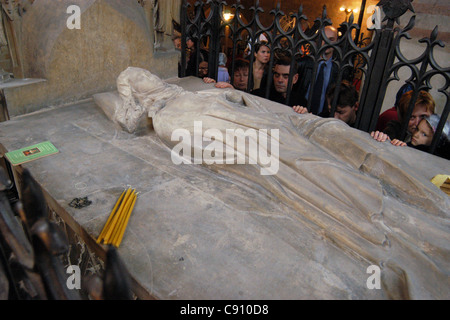 Ortodosso orientale i credenti pregano accanto alla tomba di santa Ludmilla di Boemia nel Castello di Praga a Praga, Repubblica Ceca. Foto Stock