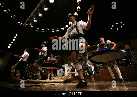 La serata bavarese. Prestazioni al Festival Hall dell'Hofbrauhaus di Monaco di Baviera, Germania. Foto Stock