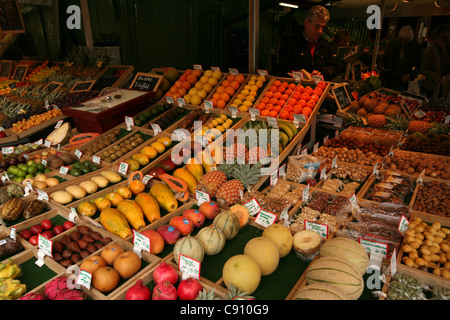 Il cibo quotidiano mercato Viktualienmarkt nel centro di Monaco di Baviera, Germania. Foto Stock