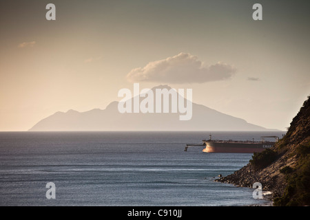 I Paesi Bassi, Oranjestad, Sint Eustatius Isola, olandese dei Caraibi. Tanker ormeggiare al porto di Statia terminale petrolifero. Isola di Saba. Foto Stock