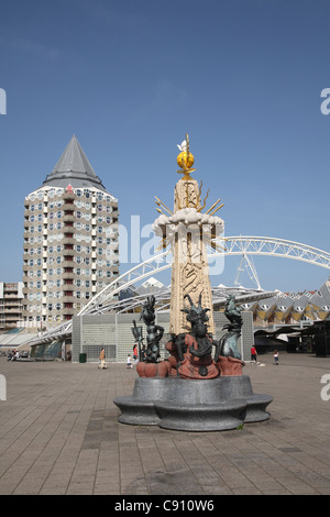 Kubuswoningen o cube case sono una serie di innovative case costruite a Rotterdam dall'architetto Piet Blom nel 1984 su Overblaak Foto Stock