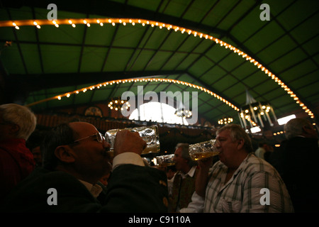 Augustiner Festhalle presso il Festival della birra Oktoberfest a Monaco di Baviera, Germania. Foto Stock
